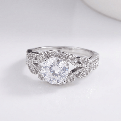 Vintage Ring aus Silber mit Zirkonia und geflochtenem Design, von der Marke Rose & Oliver, wie im Bild gezeigt.