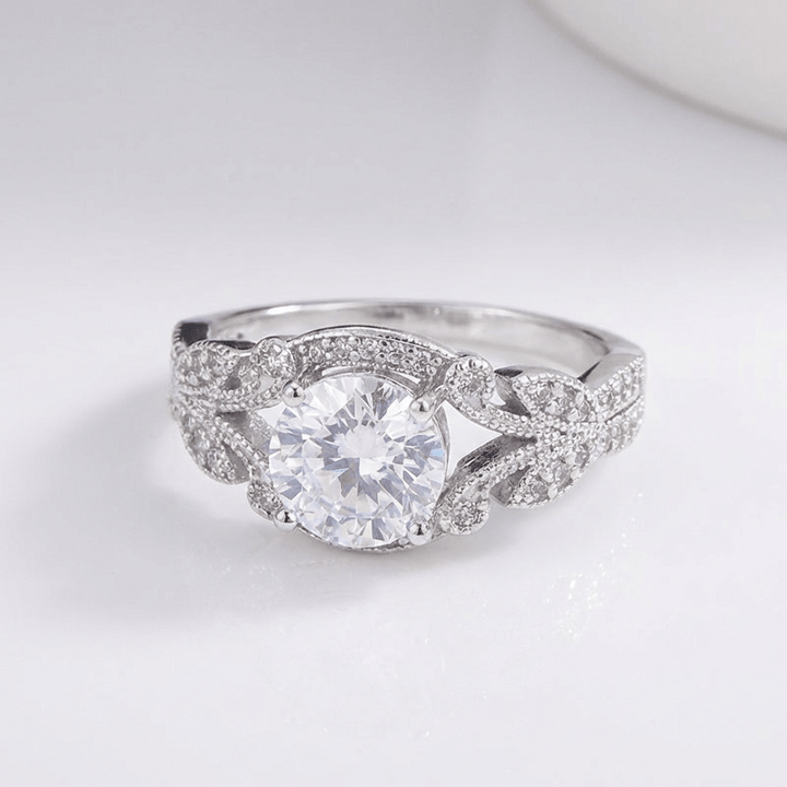 Vintage Ring aus Silber mit Zirkonia und geflochtenem Design, von der Marke Rose & Oliver, wie im Bild gezeigt.
