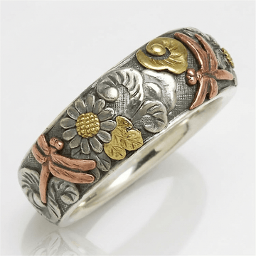 Vintage-Ring aus Silber von Rose & Oliver mit handgemachten Libellen- und Sonnenblumen-Details, der sein zartes, handwerkliches Design zeigt.
