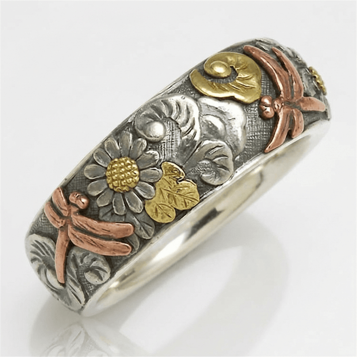 Vintage-Ring aus Silber von Rose & Oliver mit handgemachten Libellen- und Sonnenblumen-Details, der sein zartes, handwerkliches Design zeigt.