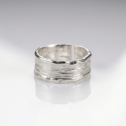 Verstellbarer Ring von Rose & Oliver in zwei Farben Gold und Silber, mit handwerklichem Finish und elegantem Design, wie auf dem Bild dargestellt.