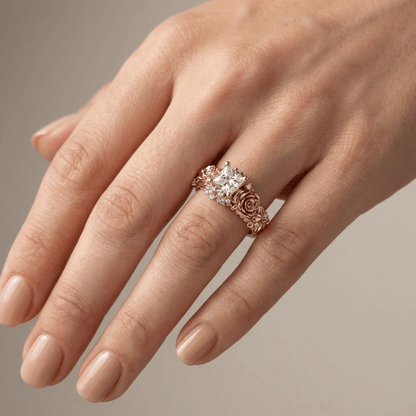Vintage-Ring Rose & Zircon von Rose & Oliver mit Zirkonia-Details und elegantem Finish, auf neutralem Hintergrund dargestellt.