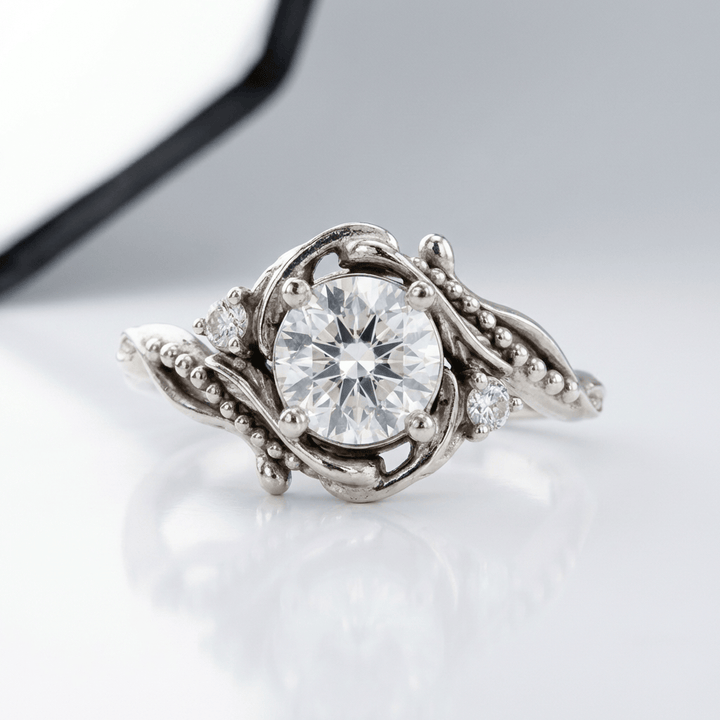 Anillo vintage dorado con detalles ornamentales en plata y diamantes, estilo clásico, de la marca Rose & Oliver.