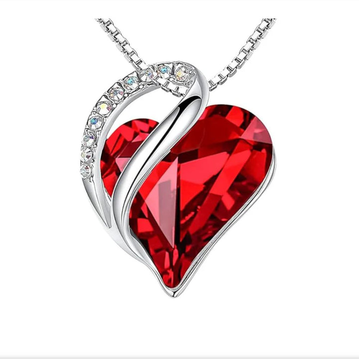 Rose & Oliver Infinity Heart Rubin Kette mit Herz- und Rubinanhänger aus Silber, in Nahaufnahme auf dem Bild gezeigt