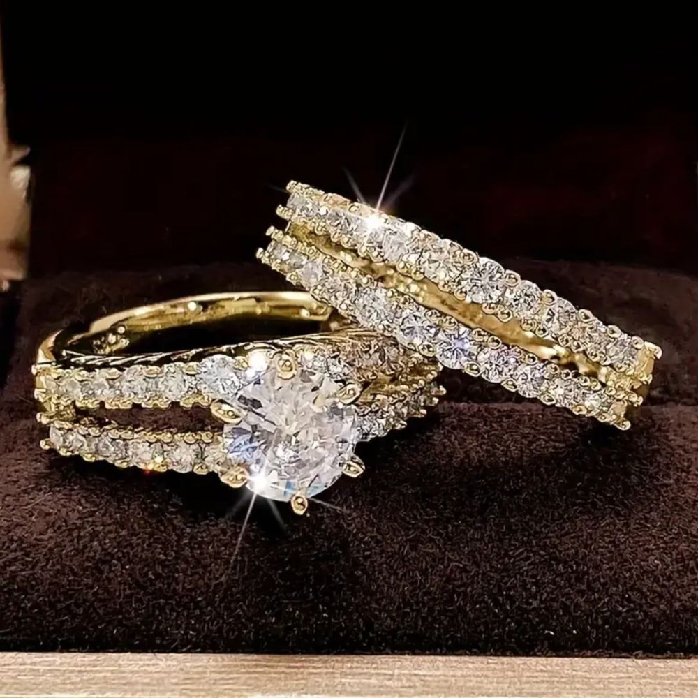 Conjunto de joias con anillo de diamantes Eternal Radiance de Rose & Oliver, detalles brillantes y acabado elegante.