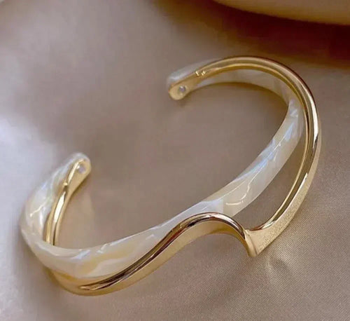 Elegante pulsera de oro con ópalo blanco, de la marca Rose & Oliver, mostrada en detalle en la imagen.